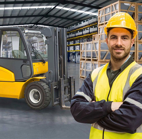 Imagen con carertilla elvadora y operario posando.