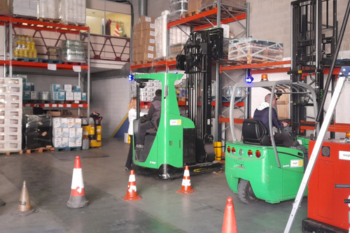 Dos alumnos realizando práctica, uno con apilador eléctrico y otro con carretilla elevadora.