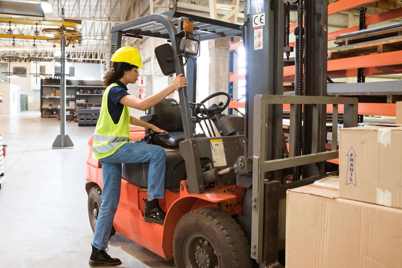operaria subiendo a carretilla elevadora conocida coloquialmente como toro.